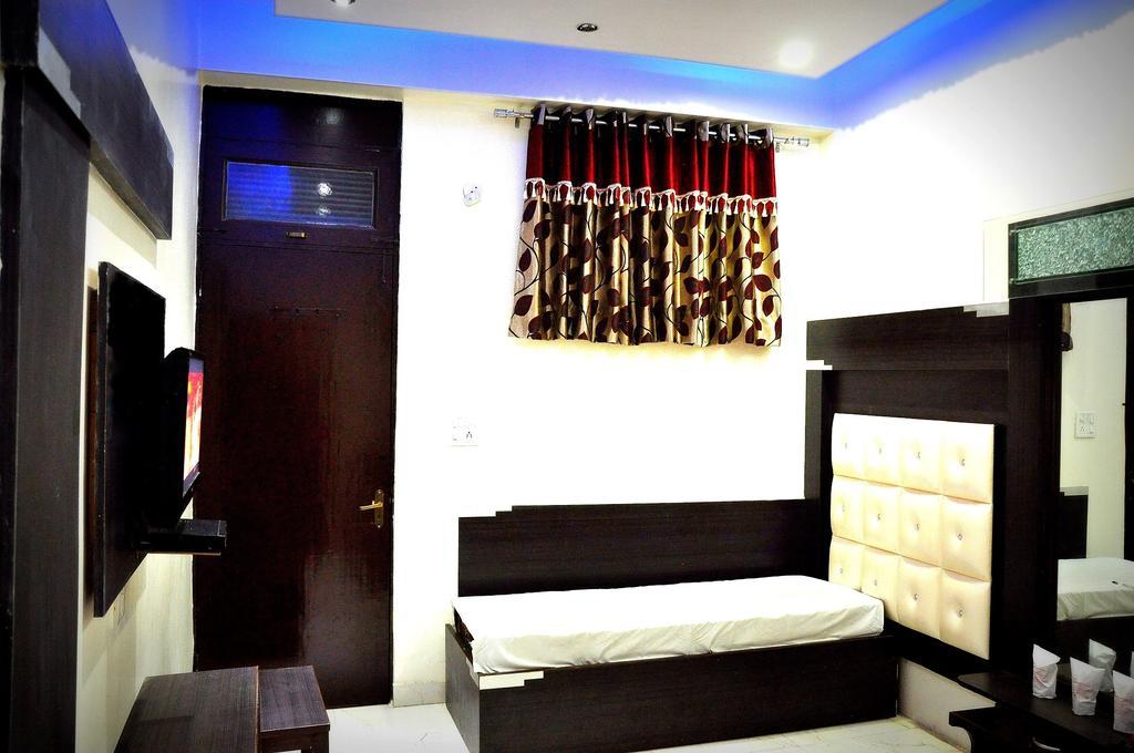 Hotel Peace Point - 1 Min Walking Distance From Station New Delhi Phòng bức ảnh